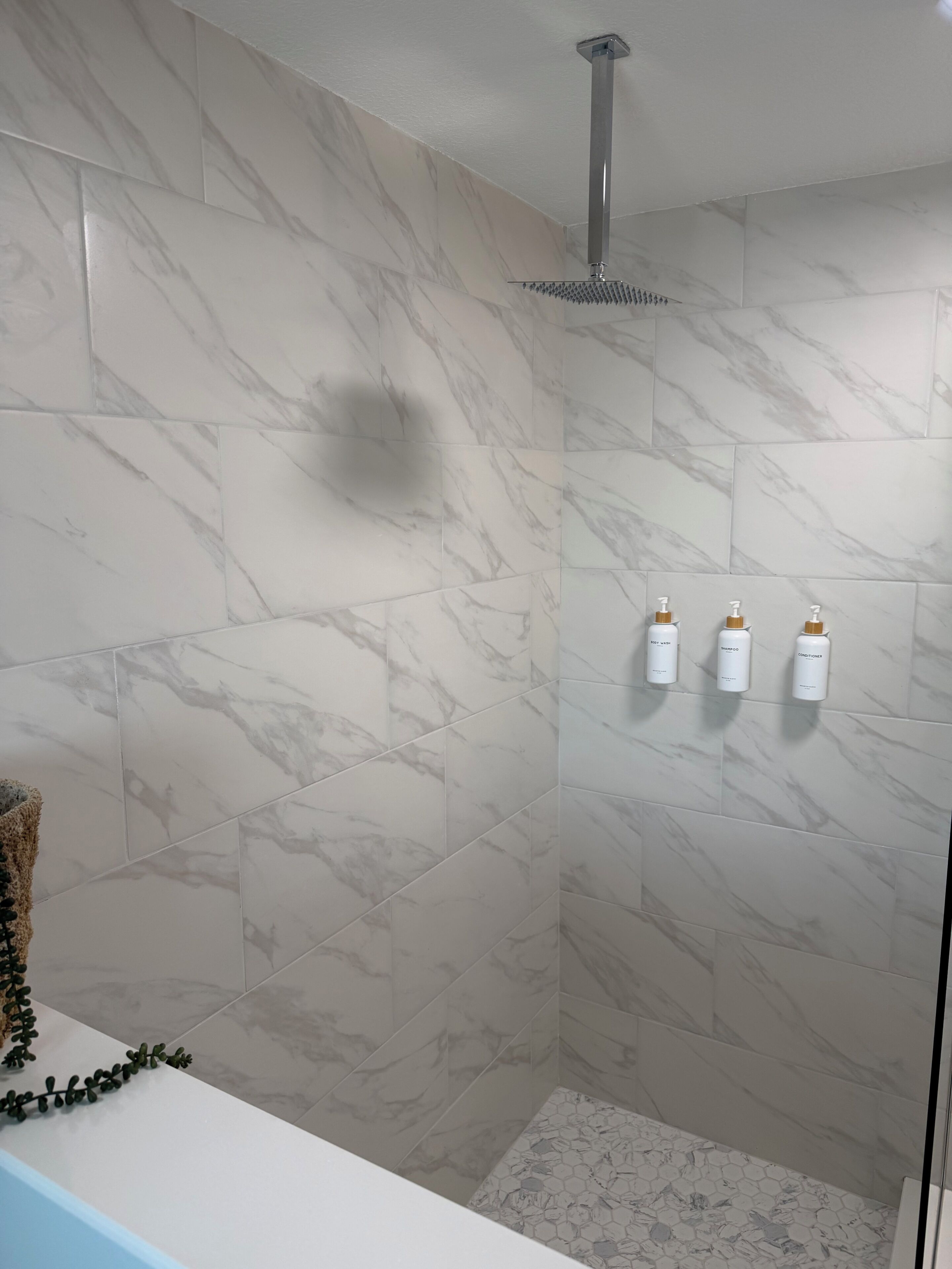 Douche, sèche-cheveux, serviettes fournies, savon