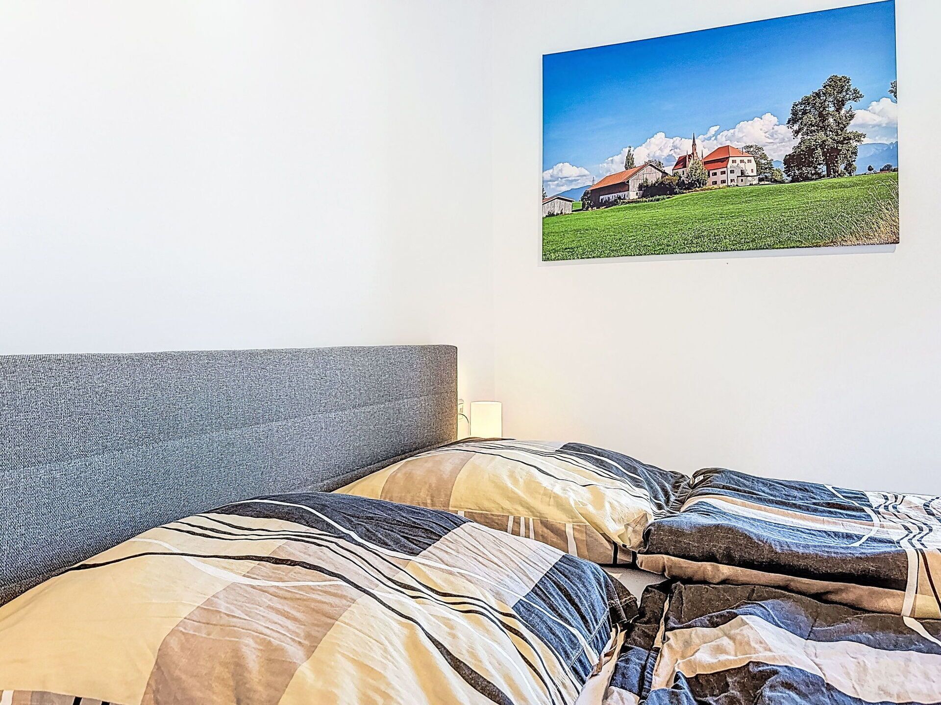 Schlafzimmer, Bett, Interior Design, Möbel, Bedding, Linens, Fussboden, Flooring, Bettdecke, Textil