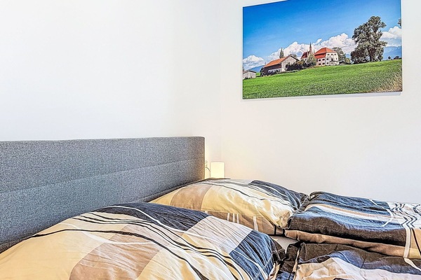 Schlafzimmer, Bett, Interior Design, Möbel, Bedding, Linens, Fussboden, Flooring, Bettdecke, Textil