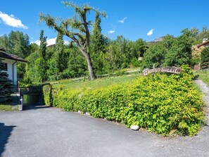 Ein Feldweg führt zu einem Haus mit einem Schild, auf dem 'Côte d'Or Soleil' steht.