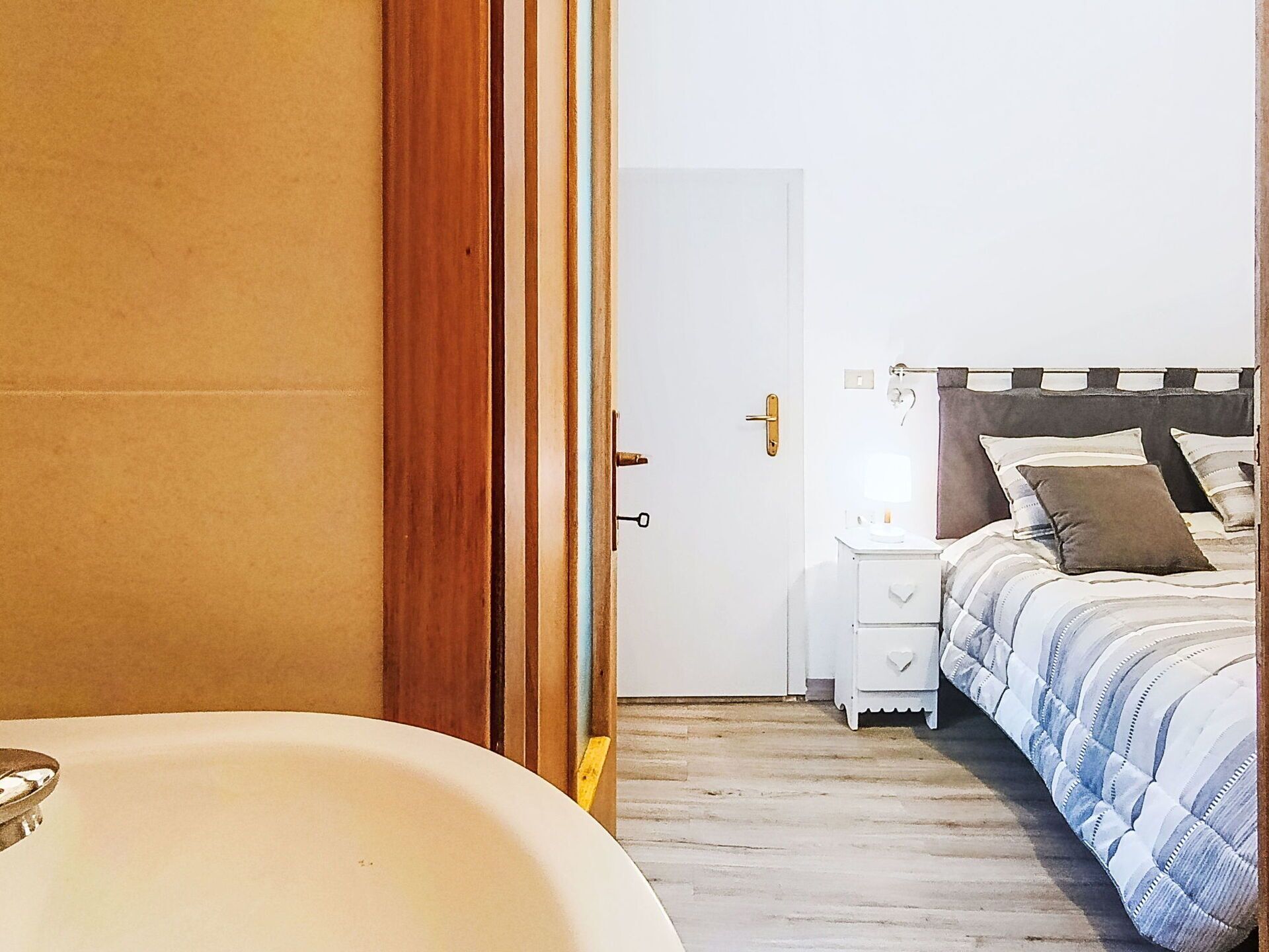 Travel cot, free WiFi