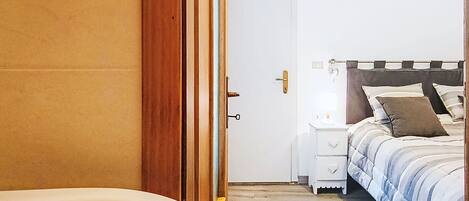 Travel cot, free WiFi