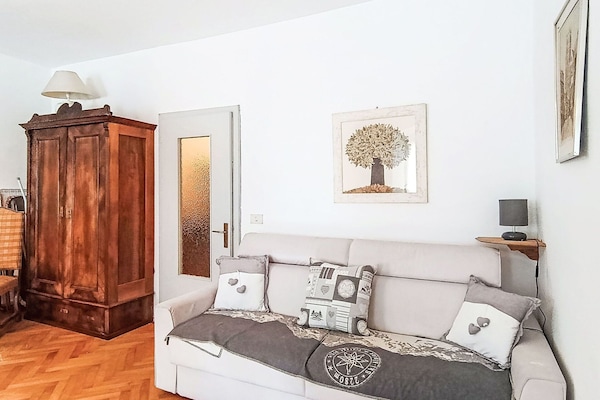 Küche, Küchengerät, Major Appliance, Flooring, Countertop, Holz, Fussboden, Interior Design, Cabinetry, Möbel