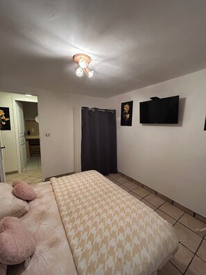 1 bedroom, WiFi, bed sheets - 250m from the Sisteron lake! Fully equipped apartment with office area. (Sisteron)