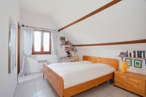 2 quartos, acesso à internet, roupa de cama