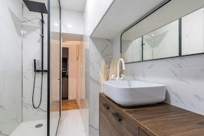 Douche, sèche-cheveux, serviettes fournies, savon