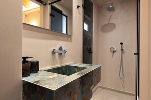 Douche, sèche-cheveux, serviettes fournies, savon