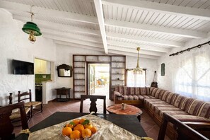 House - Saltos Apartment 1 - Serene Pool Garden Escape (Nea Propontida)