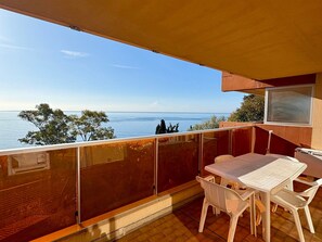 Outdoor dining - Apartment for 8, spacious living with Wi-Fi included (Roquebrune-Cap-Martin)