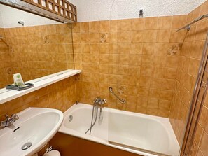 Bathroom - Apartment for 8, spacious living with Wi-Fi included (Roquebrune-Cap-Martin)