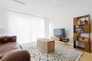 Living area - Calming 2BDR Hideaway 25 Mins From Tower Bridge (Greater London)