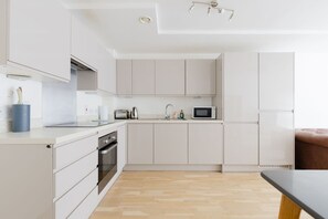 Fridge, microwave, oven, stovetop - Calming 2BDR Hideaway 25 Mins From Tower Bridge (Greater London)