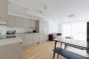 Private kitchen - Calming 2BDR Hideaway 25 Mins From Tower Bridge (Greater London)