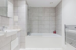 Bathroom - Calming 2BDR Hideaway 25 Mins From Tower Bridge (Greater London)