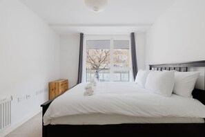 Iron/ironing board, Internet, bed sheets - Calming 2BDR Hideaway 25 Mins From Tower Bridge (Greater London)