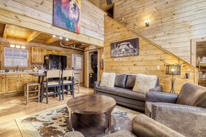 TV, fireplace, video games - Close to Gatlinburg, 3 bedroom, 2 bath, hot tub, pool table (Gatlinburg)