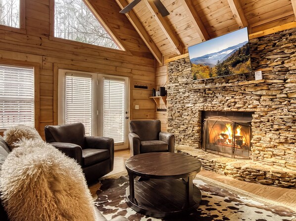 Interior - Close to Gatlinburg, 3 bedroom, 2 bath, hot tub, pool table (Gatlinburg)