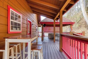 Outdoor dining - Close to Gatlinburg, 3 bedroom, 2 bath, hot tub, pool table (Gatlinburg)