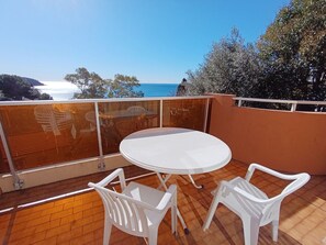 Outdoor dining - Studio for 6 with Wi-Fi, sea view in Roquebrune-Cap-Martin (Roquebrune-Cap-Martin)