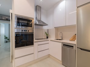 Wasserkocher mit Kaffee-/Teezubehör, Kühlschrank, Mikrowelle, Ofen