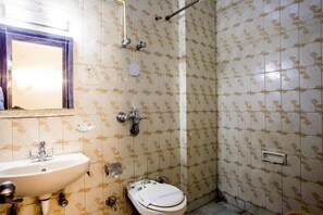 Quarto luxo | Banheiro | Chuveiro, toalhas de banho, sabonete, papel higiênico