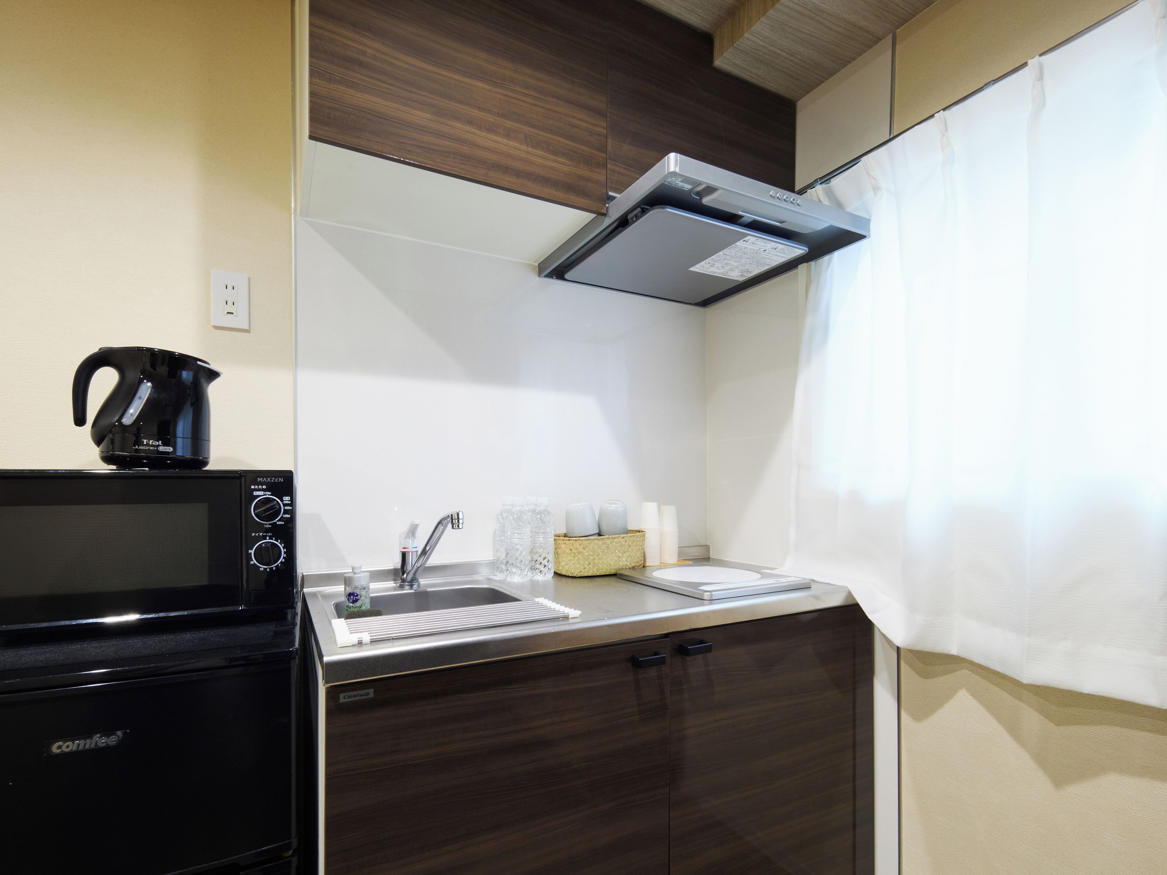 Deluxe Apartment, Balcony, City View | Dapur peribadi | Peti sejuk mini, ketuhar gelombang mikro, dapur 