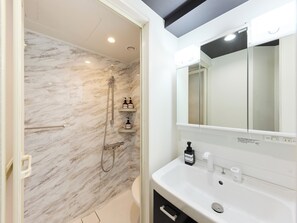 Deluxe Apartment, Balcony, City View | Bathroom | Shower, slippers, shampoo, toilet paper - Tokyo Japandi Apartment Ikebukuro (Tokyo)