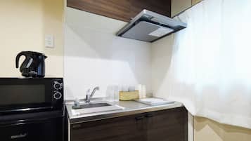 Deluxe appartement, balkon, uitzicht op de stad | Privékitchenette | Een minikoelkast, een microgolfoven, een kookplaat