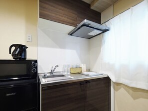 ดีลักซ์อพาร์ทเมนท์, ระเบียง, วิวเมือง | ครัวขนาดเล็กส่วนตัว | ตู้เย็นเล็ก, ไมโครเวฟ, เตาประกอบอาหาร, เครื่องครัว/จาน/ช้อนส้อม