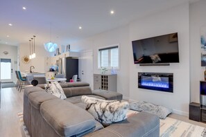 Living area - Modern 2 Bedroom Rancher in Beautiful Lake Country (Kelowna)