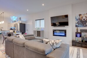 TV, fireplace