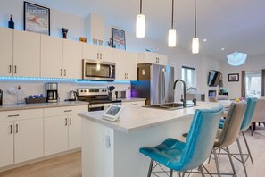 Private kitchen - Modern 2 Bedroom Rancher in Beautiful Lake Country (Kelowna)