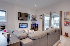 Living area - Modern 2 Bedroom Rancher in Beautiful Lake Country (Kelowna)