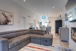 Living area - Modern 2 Bedroom Rancher in Beautiful Lake Country (Kelowna)