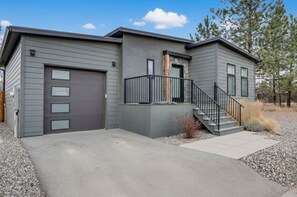 Exterior - Modern 2 Bedroom Rancher in Beautiful Lake Country (Kelowna)
