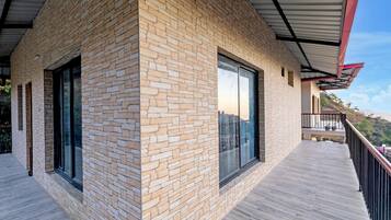 Comfort Villa, Hill View | Teres/patio