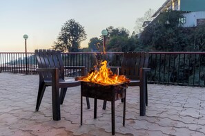 Terrace/patio - Alaya Stays Vyasa Duplex With Views (Mussoorie)