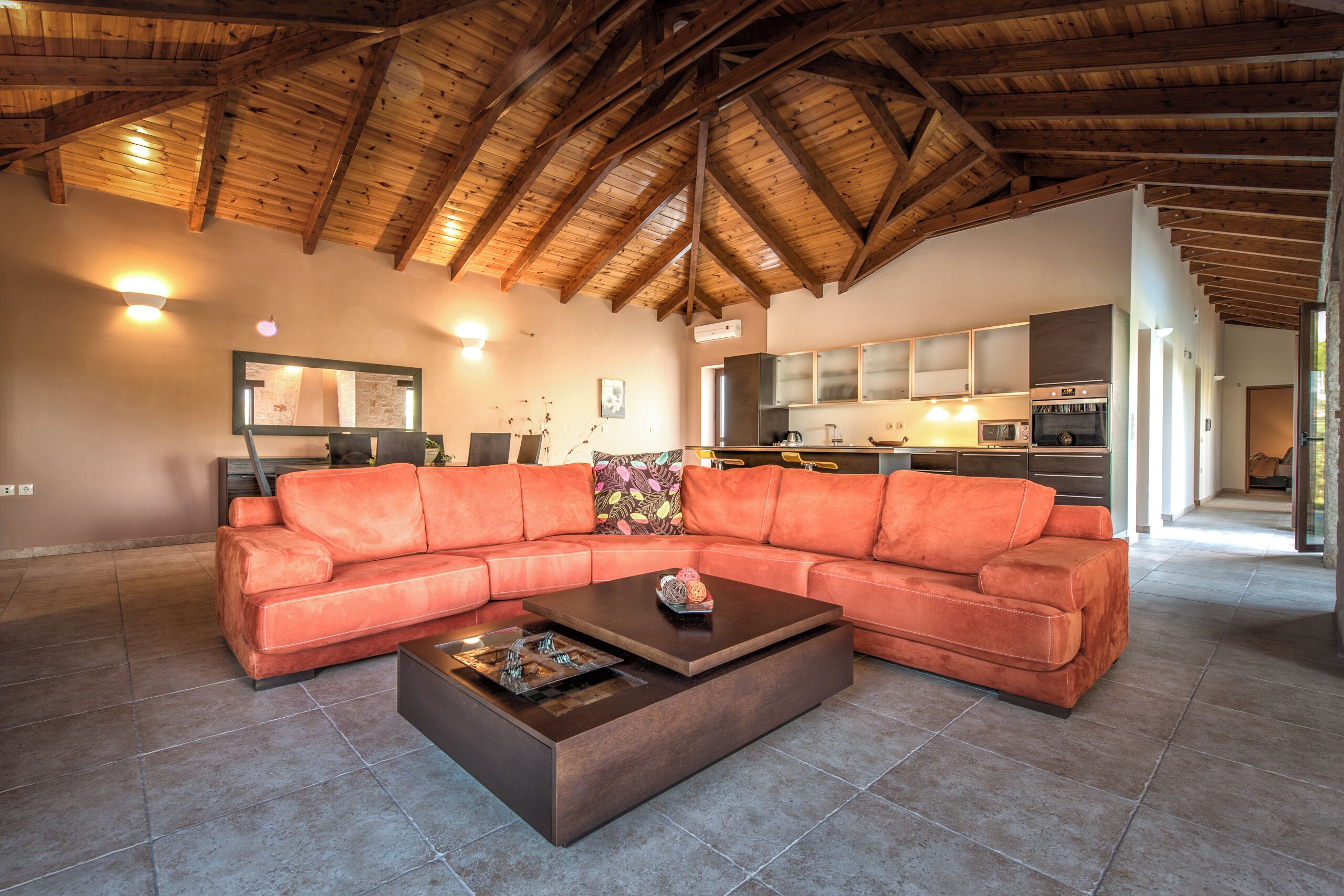 智能電視、壁爐、DVD 播放機、書籍