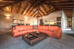 Smart-TV, Kamin, DVD-Player, Bücher