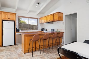 Fridge, microwave, oven, stovetop - Spacious Queenslander - Style Beach Retreat (Tootgarook)