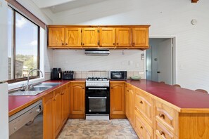 Fridge, microwave, oven, stovetop - Spacious Queenslander - Style Beach Retreat (Tootgarook)