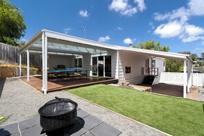 Outdoor dining - Spacious Queenslander - Style Beach Retreat (Tootgarook)