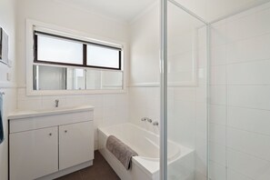 Shower, hair dryer - Spacious Queenslander - Style Beach Retreat (Tootgarook)