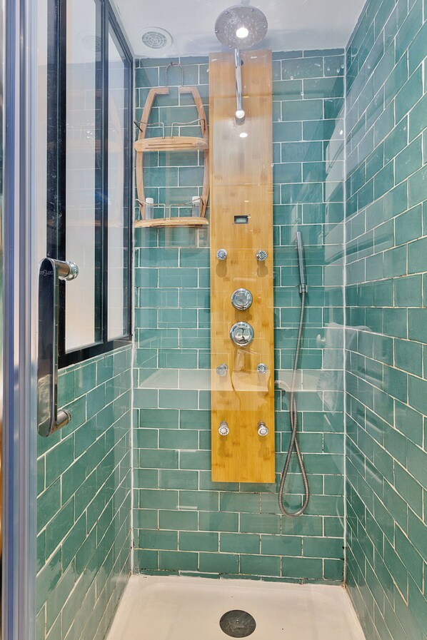 Shower, hair dryer, towels, soap - House 12 persons, 6 bedrooms, with garden - Quick access Paris/stade de France ! (Saint-Denis)
