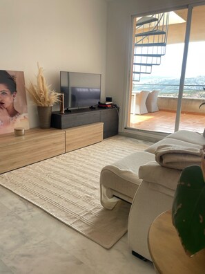 Téléviseur connecté, jeux vidéo, lecteur de DVD, livres