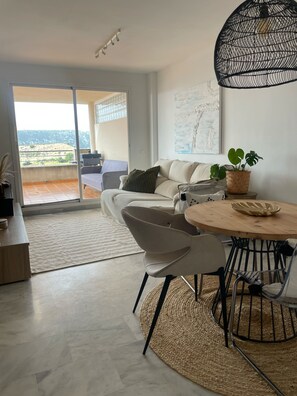 Téléviseur connecté, jeux vidéo, lecteur de DVD, livres