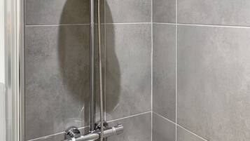 Douche, serviettes fournies