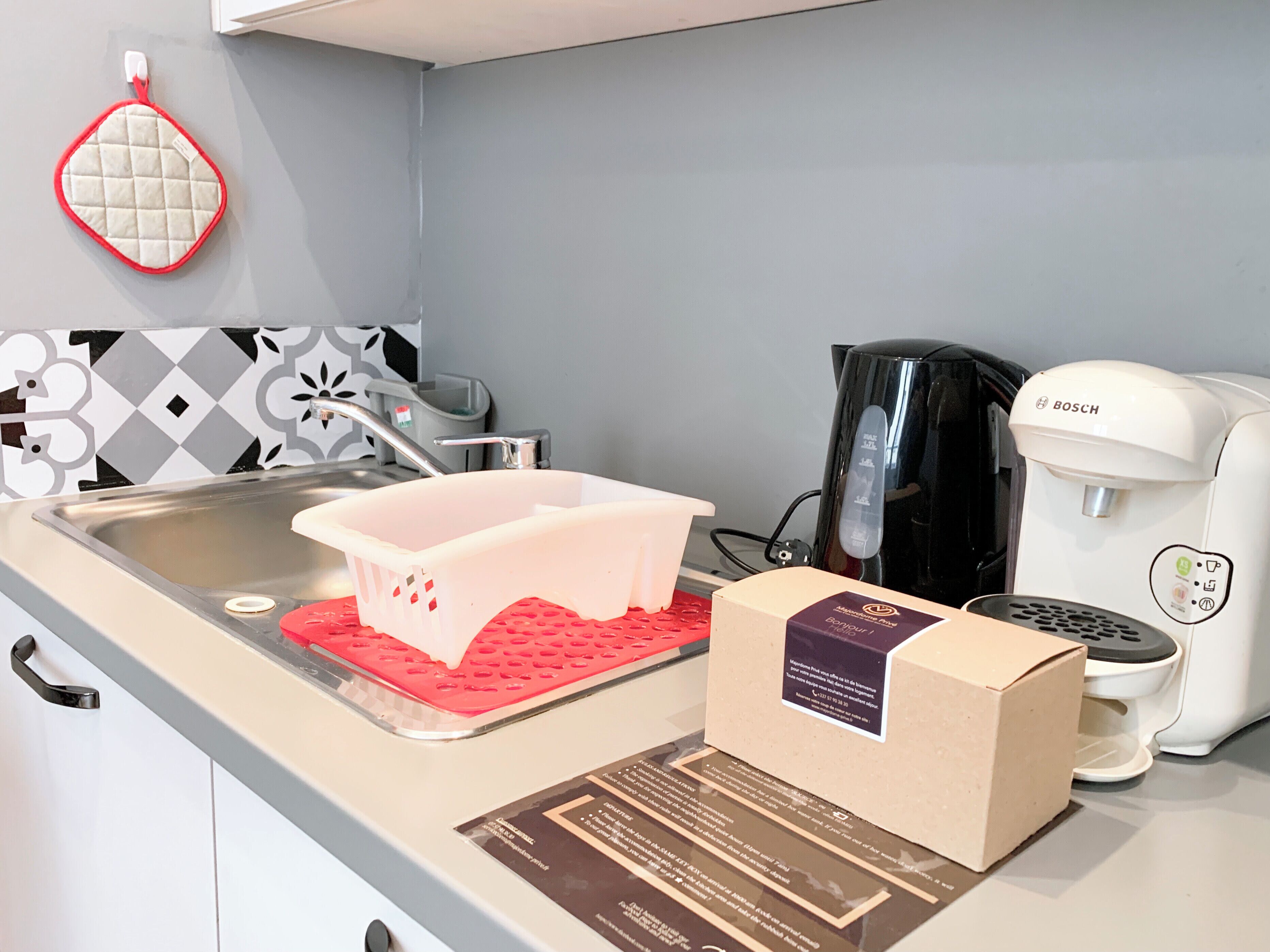 Réfrigérateur, micro-ondes, plaque de cuisson, cafetière/bouilloire