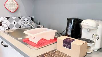 Réfrigérateur, micro-ondes, plaque de cuisson, cafetiÚre/bouilloire