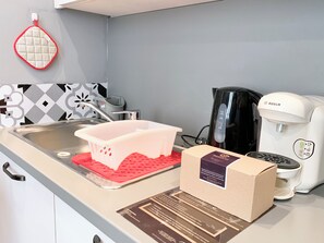 Kühlschrank, Mikrowelle, Herdplatte, Wasserkocher mit Kaffee-/Teezubehör